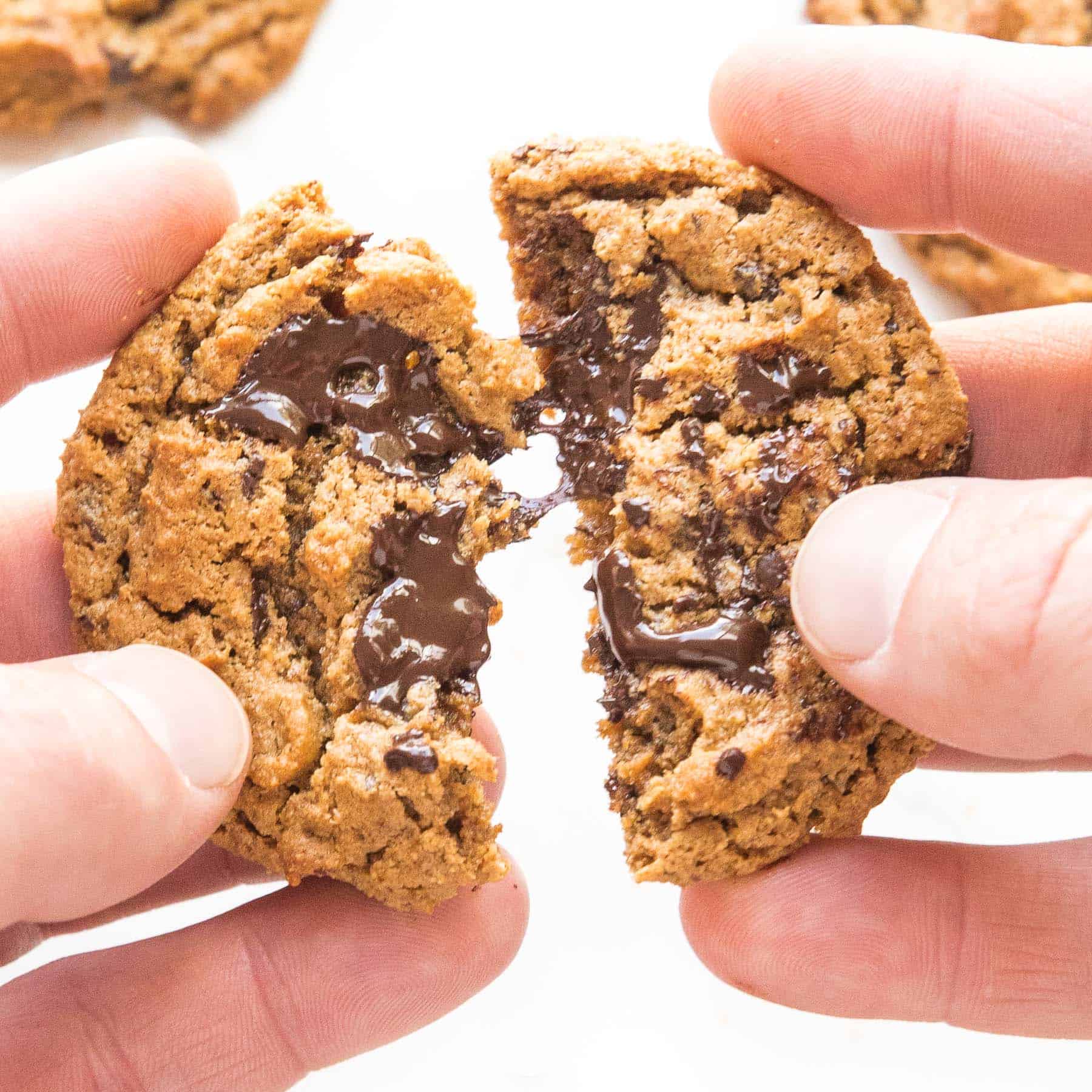 Biscotti Keto con Gocce di Cioccolato