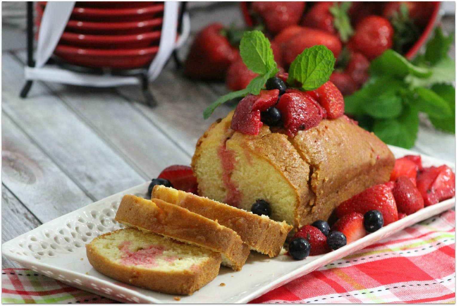 Torta tipo "Pound Cake" senza zucchero con frutti di bosco