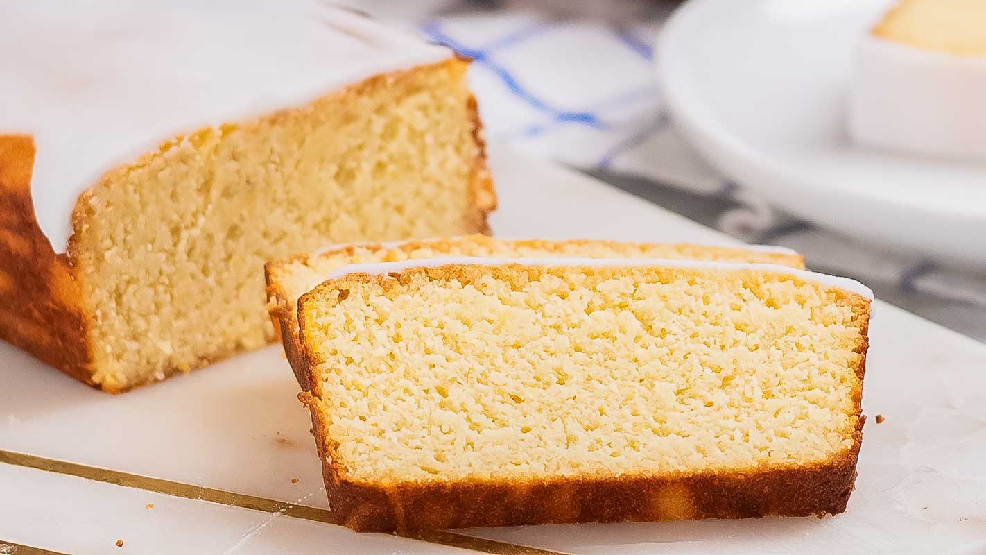 Torta Keto allo Yogurt con Glassa al Limone