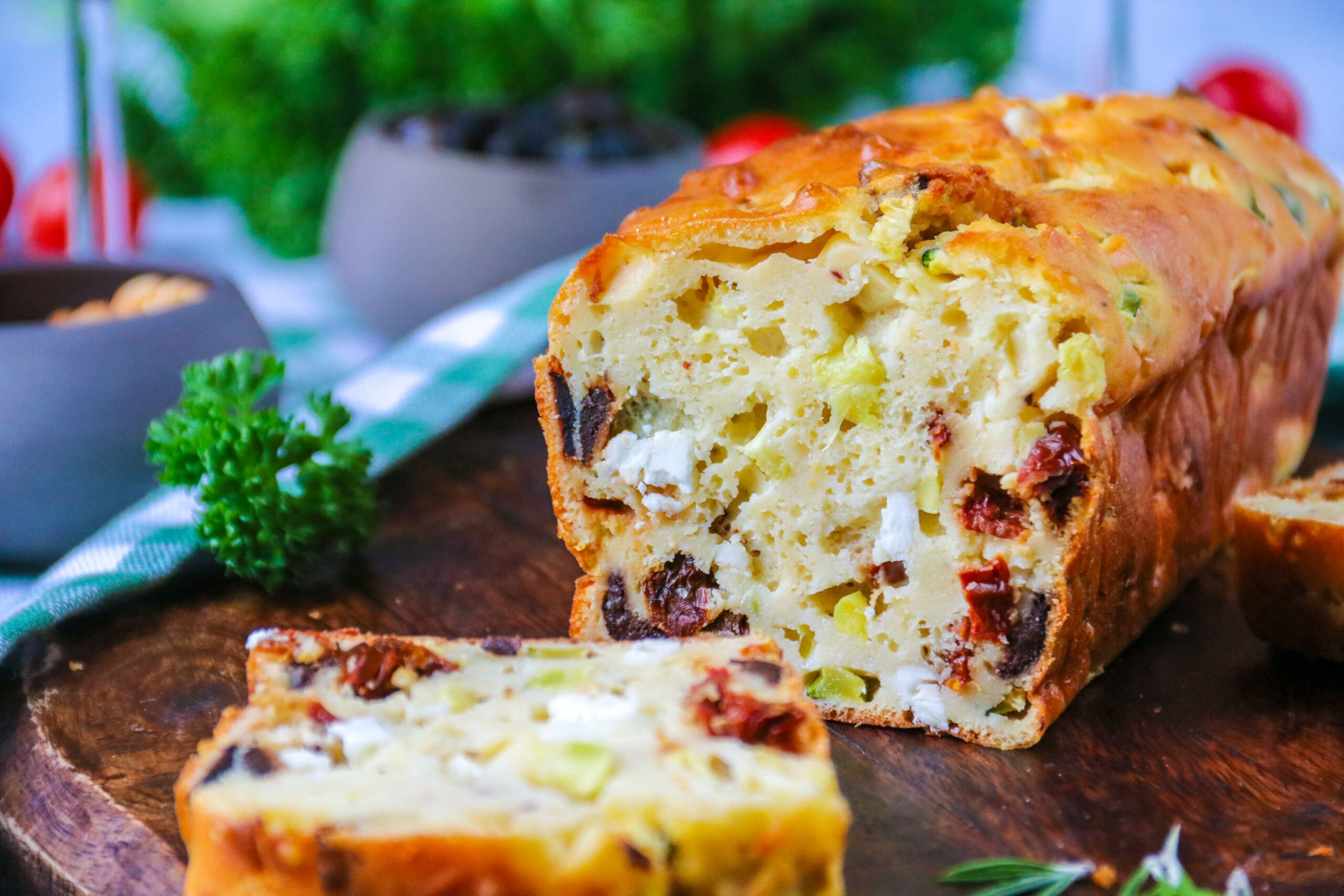 Torta salata con zucchine, olive, pomodori secchi e feta
