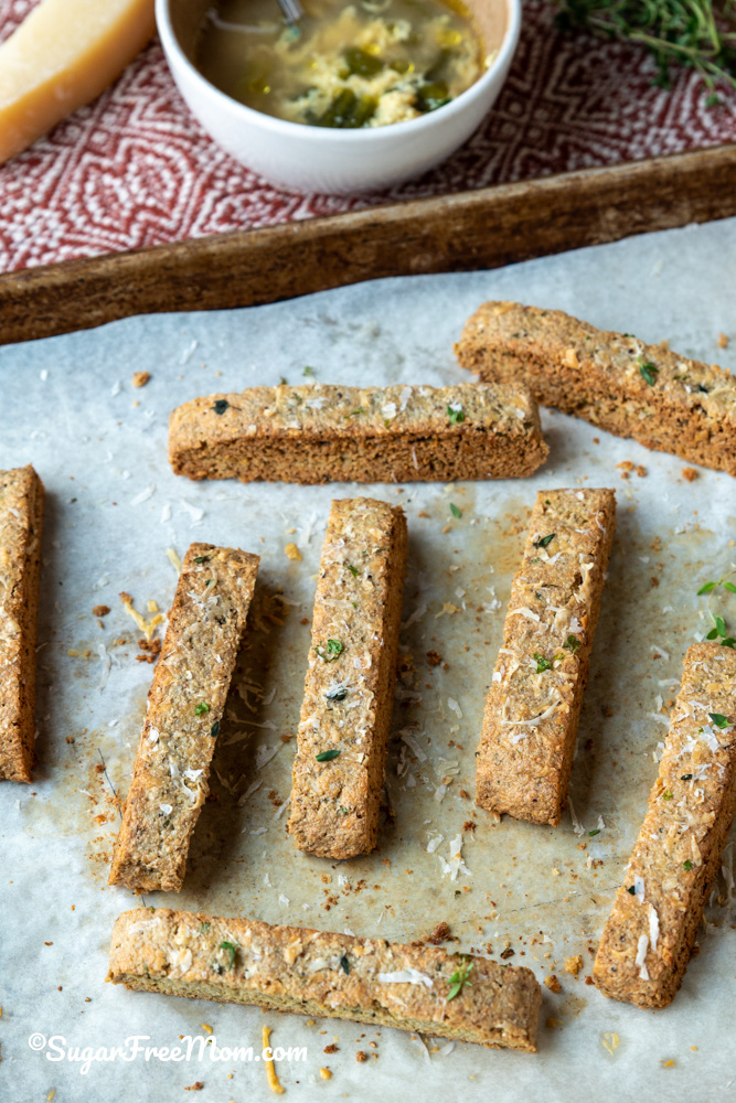 Biscotti salati senza glutine, low-carb e keto al parmigiano e groviera