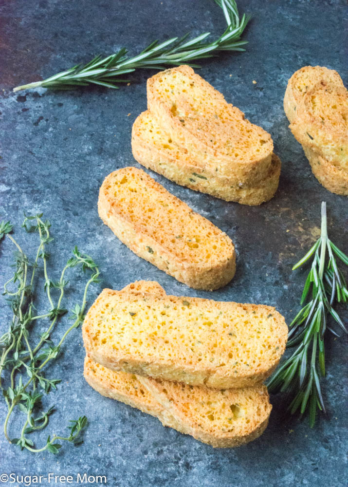 Biscotti Salati al Cheddar ed Erbe Aromatiche (Low Carb e Senza Glutine)