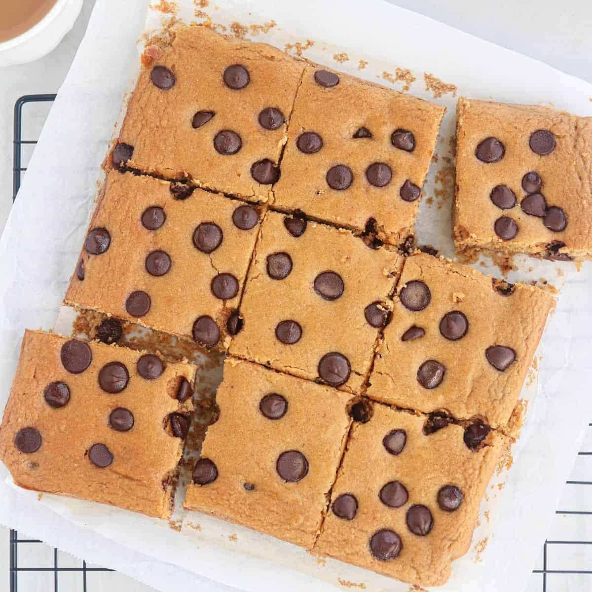 Blondies Proteiche Senza Farina con Gocce di Cioccolato