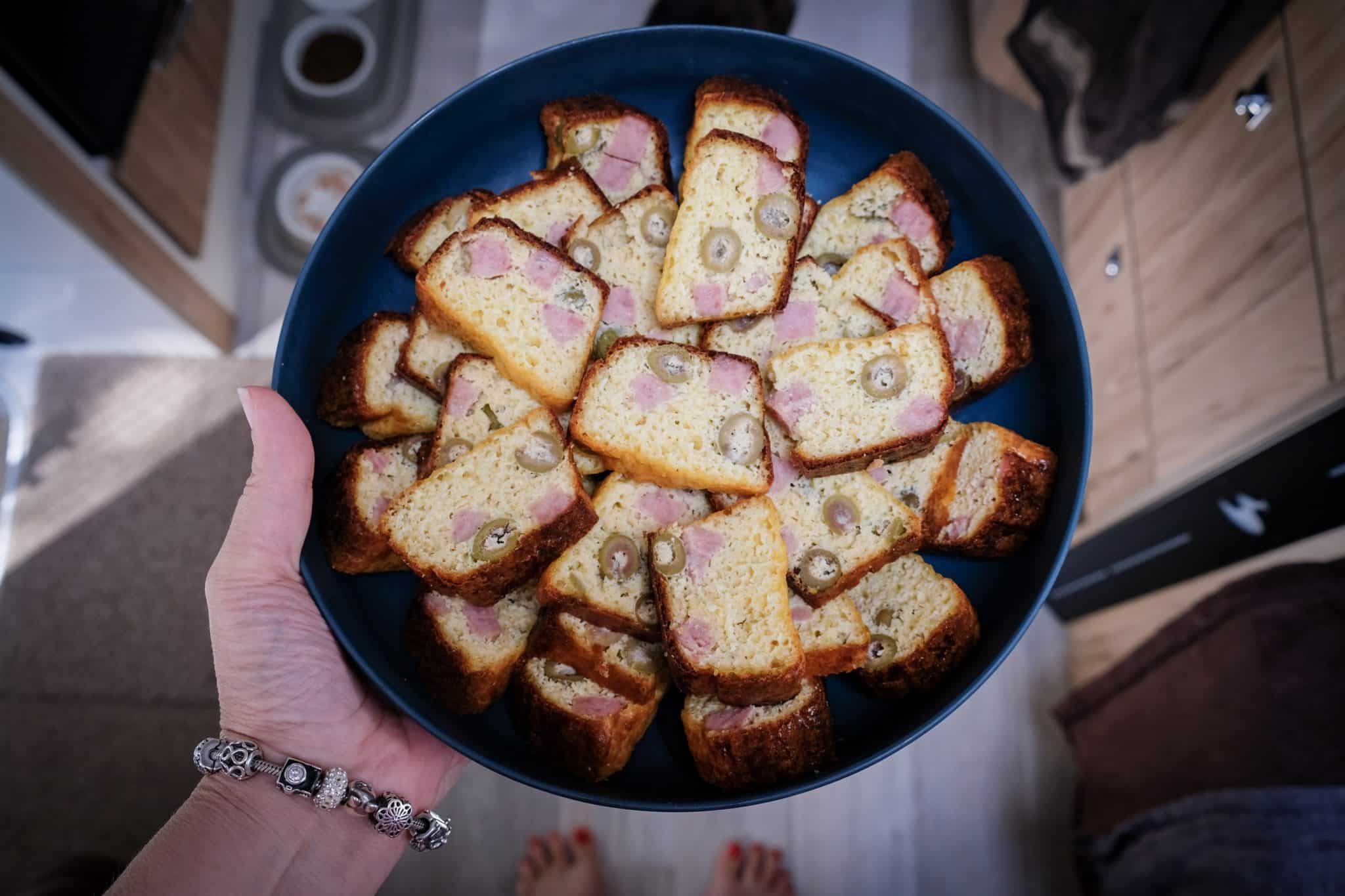 Torta chetogenica con olive e salsiccia all'aglio