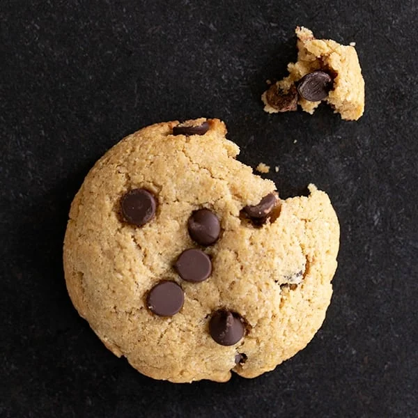Biscotti Proteici con Gocce di Cioccolato (Farina di Mandorle)