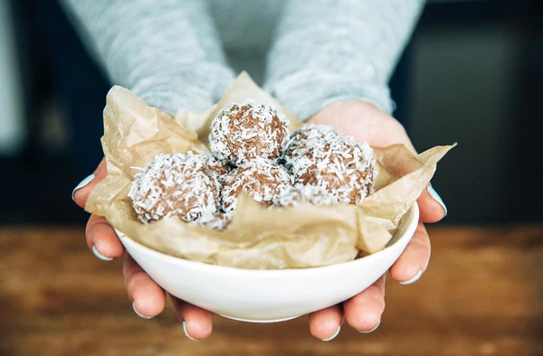 Palline Energetiche Keto Senza Cottura con Proteine del Siero e Olio MCT (Ricetta Snack Low-Carb)